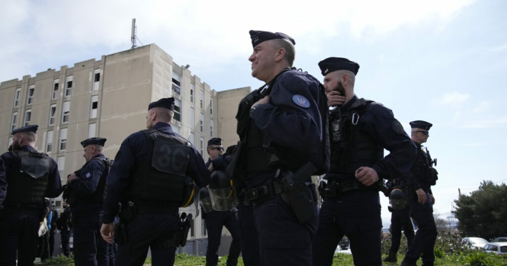 Coprifuoco per minorenni in Francia: 15 città lo impongono