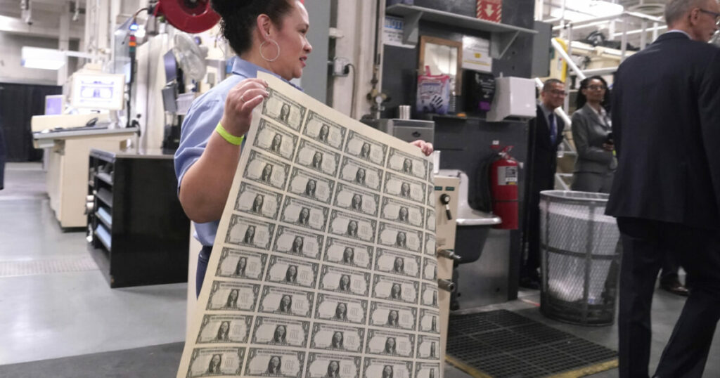 Dollaro debole contro euro: l'impatto sul Made in Italy e dazi USA | Il Fatto Quotidiano