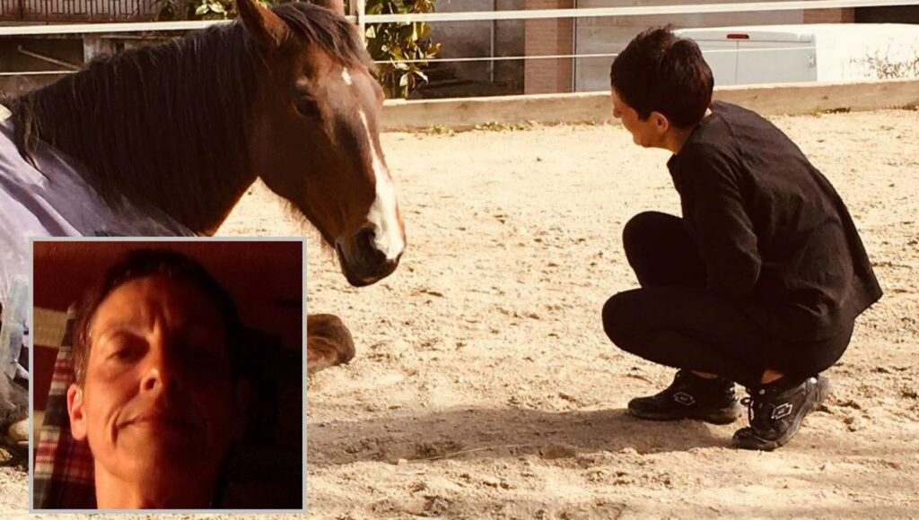Elisabeth Halg muore nel cortile di casa: “Uccisa da un cavallo”. Il compagno era a pesca
