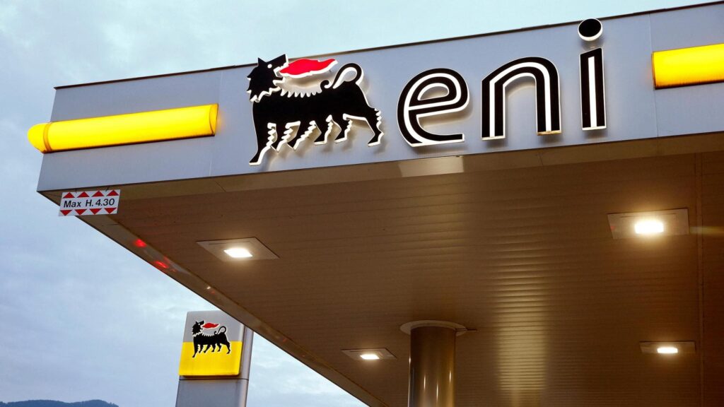 Eni, calano gli utili per mini-dollaro e prezzo del petrolio. Descalzi: “Alziamo le stime sul 2025”