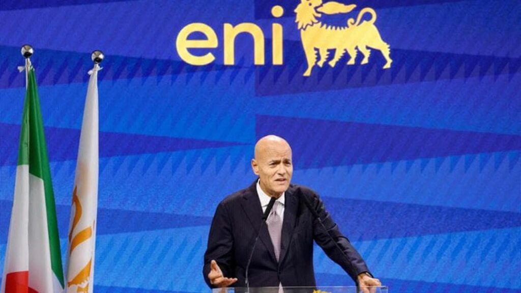 Eni frena ma i conti tengono. L’ad Descalzi: “I prossimi mesi e il 2026 saranno migliori” Eni frena ma i conti tengono. L’ad Descalzi: “I prossimi mesi e il 2026 saranno migliori”