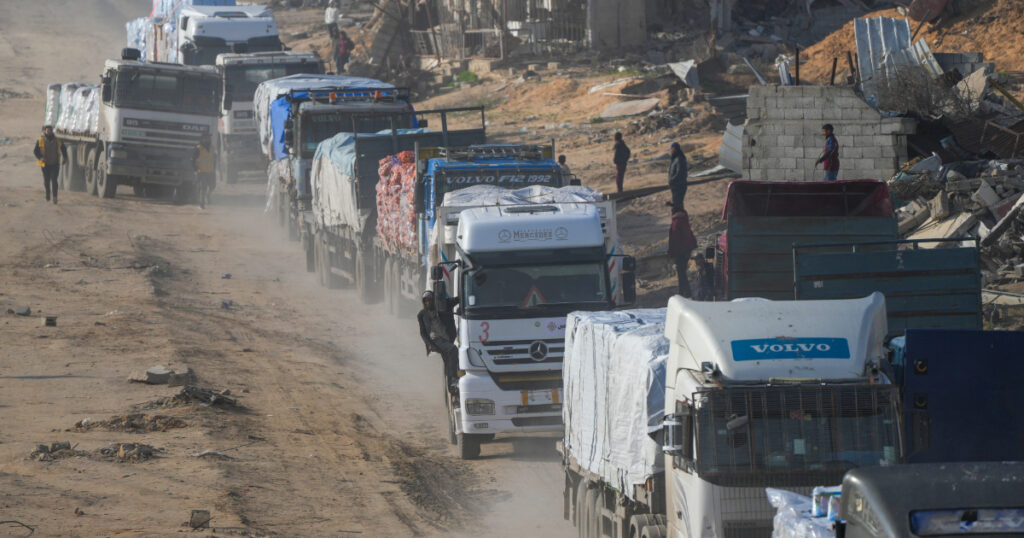 Gaza, Israele: "Da oggi pause tattiche per far entrare aiuti". Ma l'Idf: "Non è vero che si muore di fame". I primi camion arrivano dall'Egitto