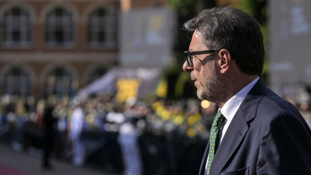 Giorgetti, rivedere pensioni integrative, norme ferme a 2005 - Notizie