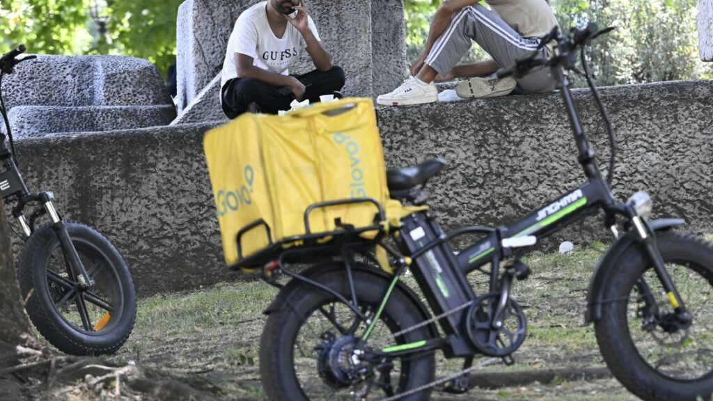 Giudice obbliga Glovo alla trattativa su rischi caldo per rider - Notizie
