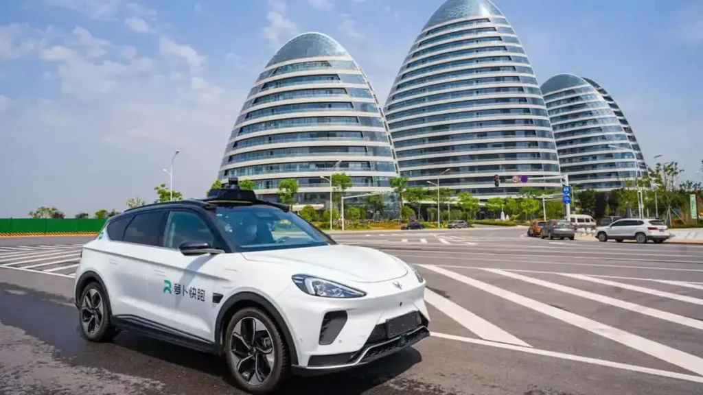 Guerra fra USA e Cina: il terreno di scontro sono le auto a guida autonoma di Tesla e Apollo Go di Baidu - News