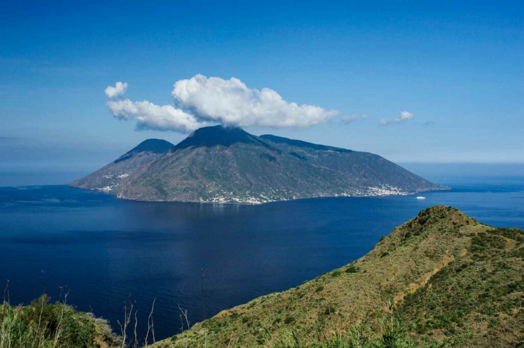Guess e Clovis viaggiano verso le Isole Eolie