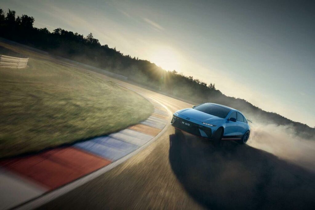 Hyundai Ioniq 6 N: l’elettrica da 650 CV che punta alla pista con il cambio simulato - Elettrico