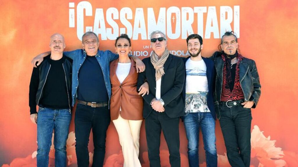 I produttori dei Cassamortari contro Meloni: “490 euro al botteghino? Il film ebbe ricavi ingenti” I produttori dei Cassamortari contro Meloni: "490 euro al botteghino? Il film ebbe ricavi ingenti"