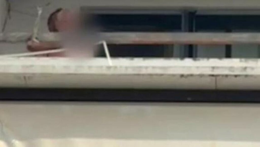 Ibiza, il video di Michele Noschese che aggredisce il vicino sul balcone