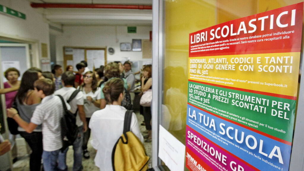 Il caro libri di testo, 'servono misure urgenti' - Libri - Altre Proposte