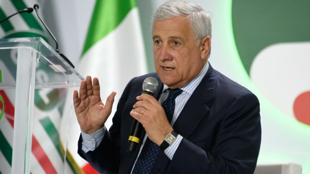 Il centrodestra pensa già al voto, Tajani: “Un civico con Calenda”