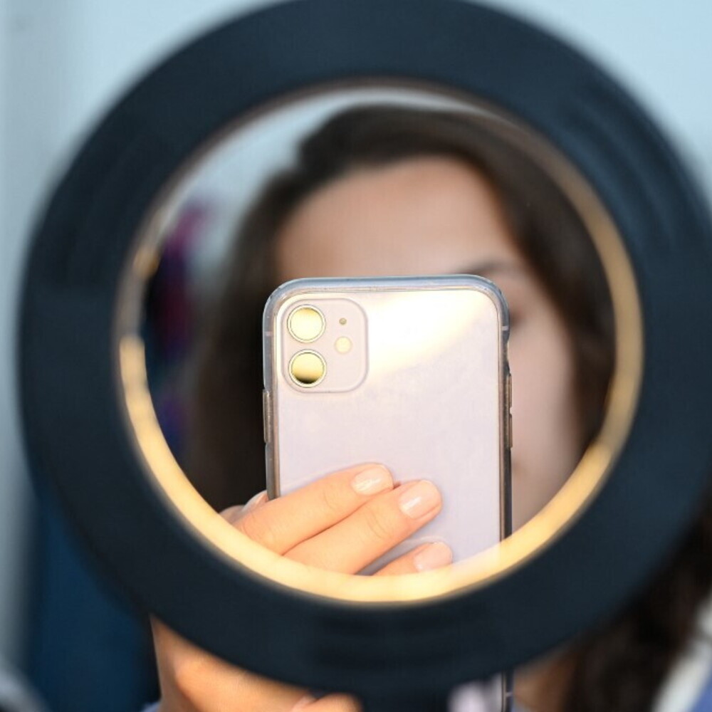 Il duro mestiere dell'influencer. Cosa cambia con le nuove regole Il duro mestiere dell'influencer. Cosa cambia con le nuove regole
