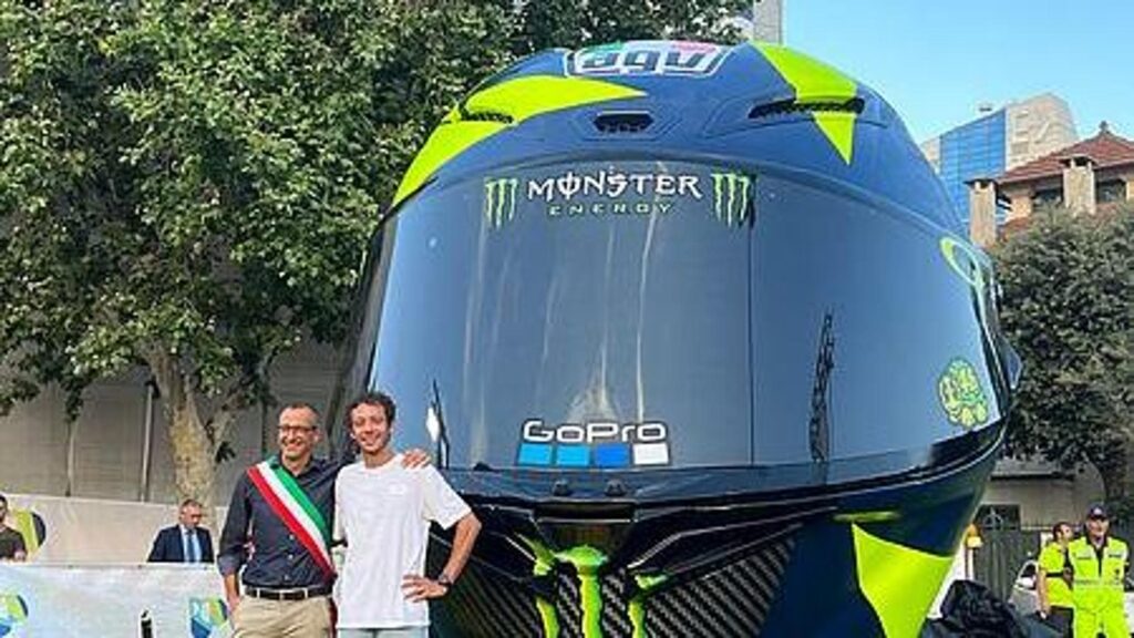 Il maxi casco dedicato a Valentino Rossi per cui Ricci è indagato Il maxi casco dedicato a Valentino Rossi per cui Ricci è indagato