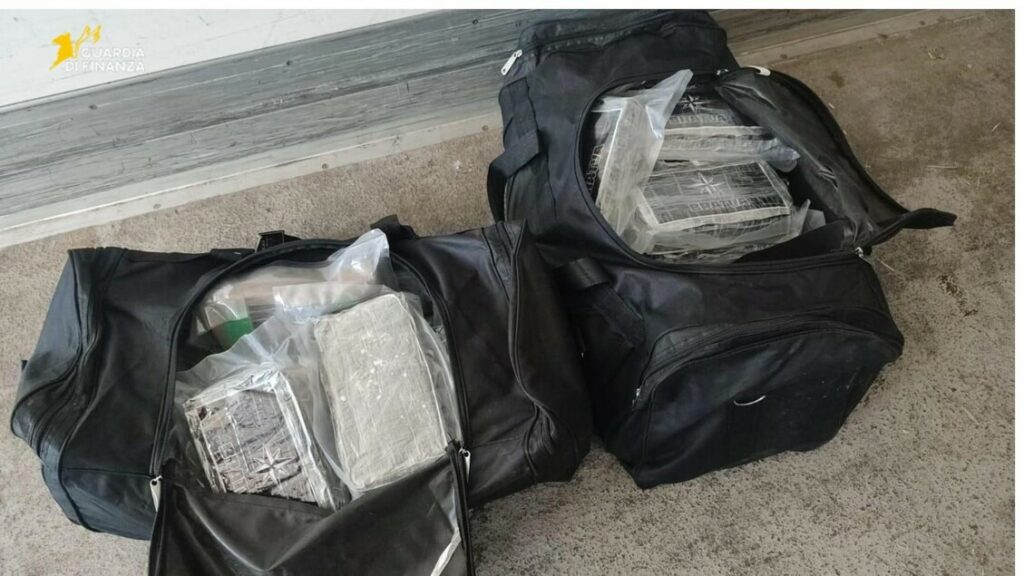 In due borse 64 kg di cocaina, arrestato conducente di tir - Notizie