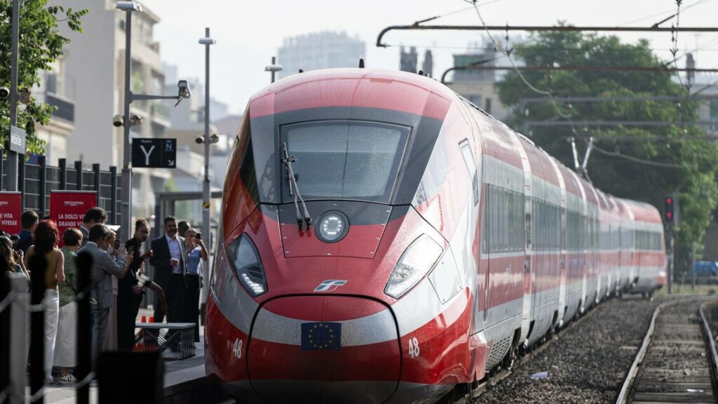 Incendio vicino ai binari, stop all'Alta Velocità a Roma - Notizie