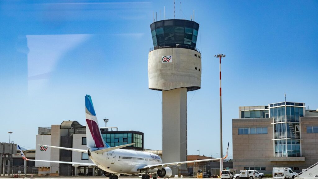 Incendio vicino all’aeroporto di Olbia, voli dirottati su Cagliari e Roma