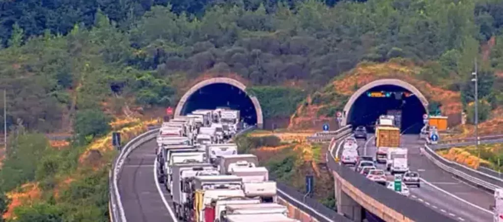 Incidente in A1: tre morti per una Fiat Panda ferma in galleria, il camion non ha potuto frenare – News Incidente in A1: tre morti per una Fiat Panda ferma in galleria, il camion non ha potuto frenare - News