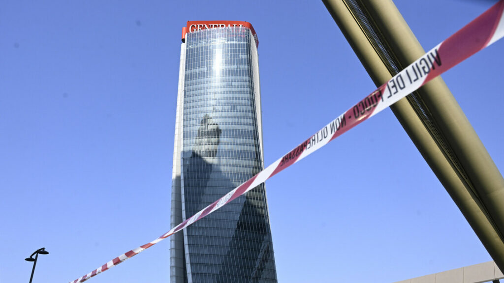 Insegna pericolante, pm Milano sequestrano il tetto della torre - Notizie