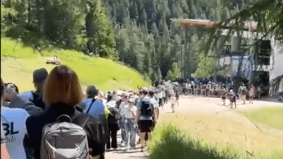 La coda dei turisti «formiche» in Val Gardena, Christina Demetz: «Vengono per fare tutti la stessa foto dei social, in cima con le flip flop. Noi proviamo a spiegare che questa è la montagna vera» Vanity Fair Italia