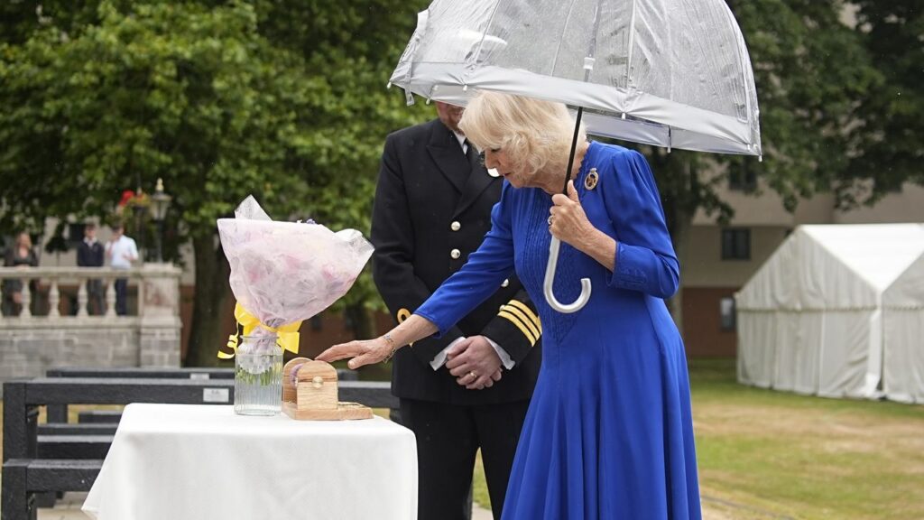 La regina Camilla è felicissima per uno dei peggiori regali di compleanno mai ricevuti (re Carlo, invece, no) Vanity Fair Italia