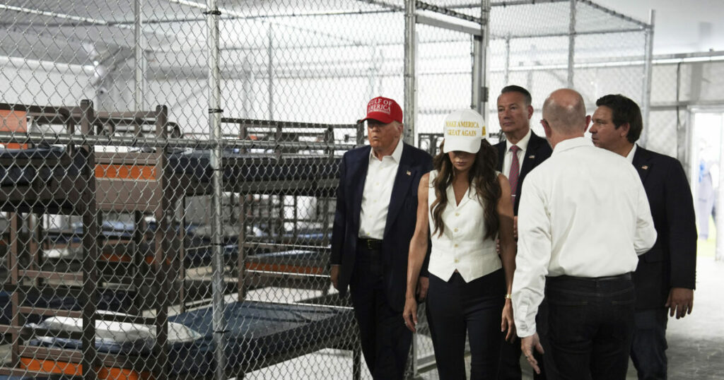 L’italiano detenuto ad Alligator Alcatraz: “In 32 in gabbia”. La madre: “Con catene a mani e piedi in udienza” L’italiano detenuto ad Alligator Alcatraz: “In 32 in gabbia”. La madre: “Con catene a mani e piedi in udienza”