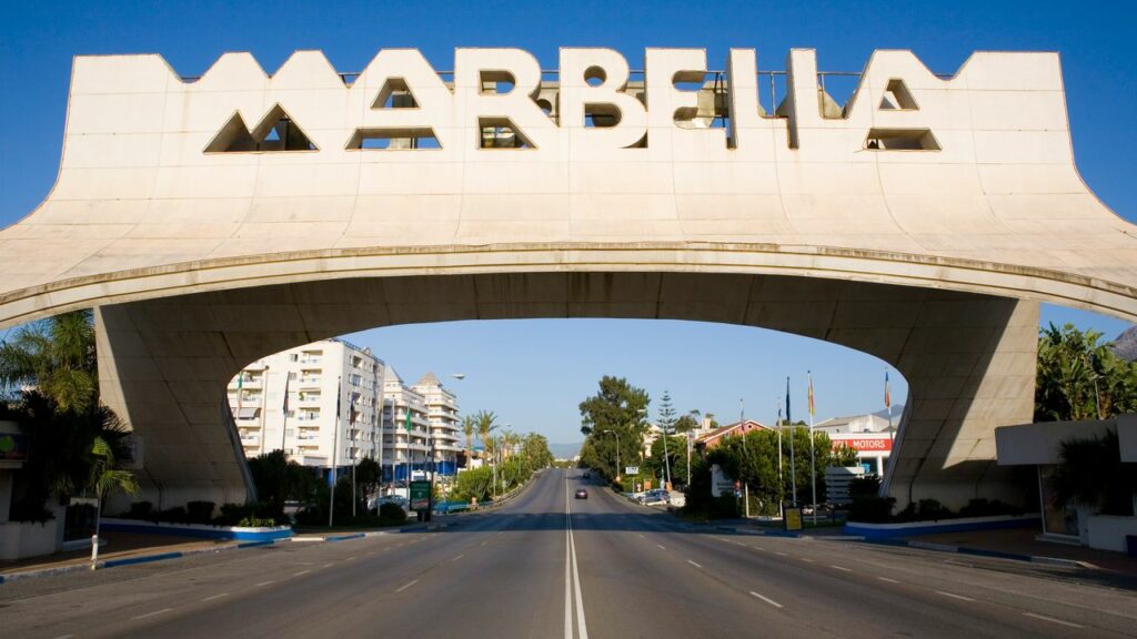 Marbella: star, campi da golf, hotel a 5 stelle e auto d’alta gamma. Tutti i segreti del vero «posto al sole» Vanity Fair Italia