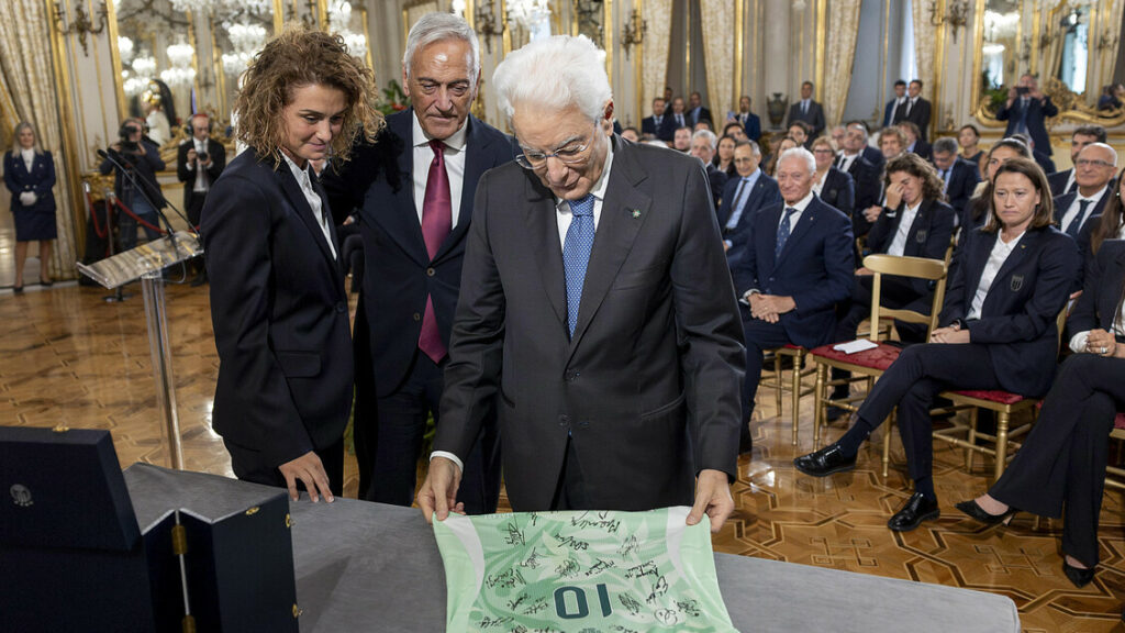 Mattarella alle azzurre: ‘Il vostro trofeo lo avete vinto’. Girelli commossa: ‘Sappiamo cadere senza spezzarci’ – Calcio Mattarella alle azzurre: 'Il vostro trofeo lo avete vinto'. Girelli commossa: 'Sappiamo cadere senza spezzarci' - Calcio