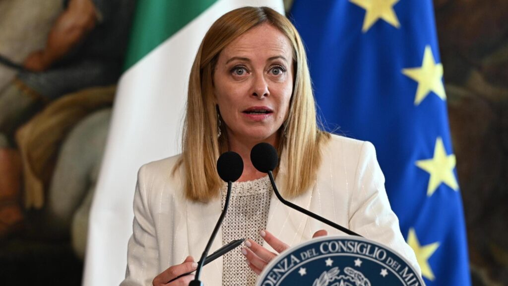 Meloni: “Al governo ogni giorno come un lancio con il paracadute”. L’incontro con i nuovi 007