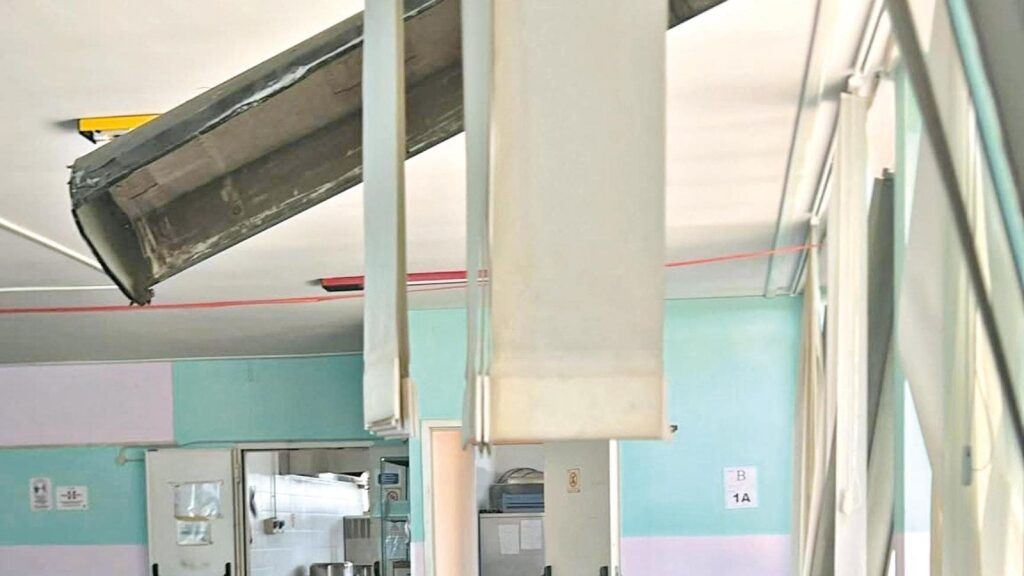 Nella scuola distrutta “Evitata la strage denunciamo da anni”