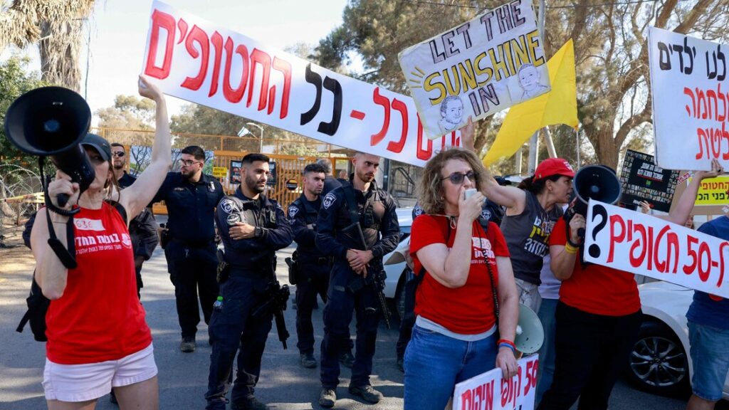 Netanyahu al kibbutz Nir Oz tra le proteste. 94 i morti a Gaza oggi, 45 in fila per gli aiuti - Medio Oriente