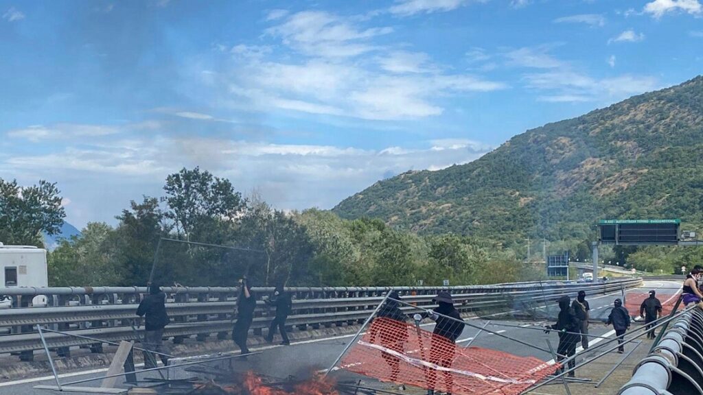 No Tav occupano l’autostrada, chiusa la Torino-Bardonecchia – Notizie No Tav occupano l'autostrada, chiusa la Torino-Bardonecchia - Notizie