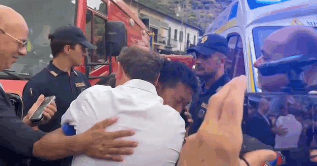 Non ha detto niente, poi ha alzato un braccio”: il racconto del soccorritore che ha ritrovato il bimbo scomparso. Il papà in lacrime: “Sono stati giorni tremendi "Non ha detto niente, poi ha alzato un braccio": il racconto del soccorritore che ha ritrovato il bimbo scomparso. Il papà in lacrime: "Sono stati giorni tremendi"