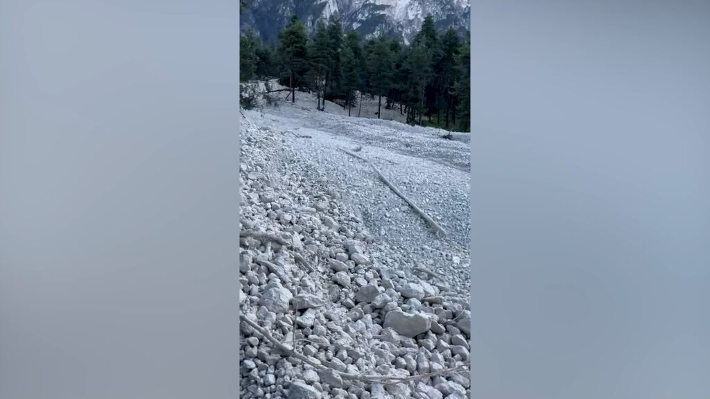 Nuova frana a San Vito di Cadore: colata di fango e sassi blocca la statale 51 – Video