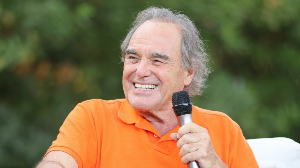 Oliver Stone, tra cinema e politica: «I film italiani mi hanno segnato, La Dolce Vita il primo in sala con mia mamma. Gli Stati Uniti? Sulle guerre non imparano dalla storia» Vanity Fair Italia