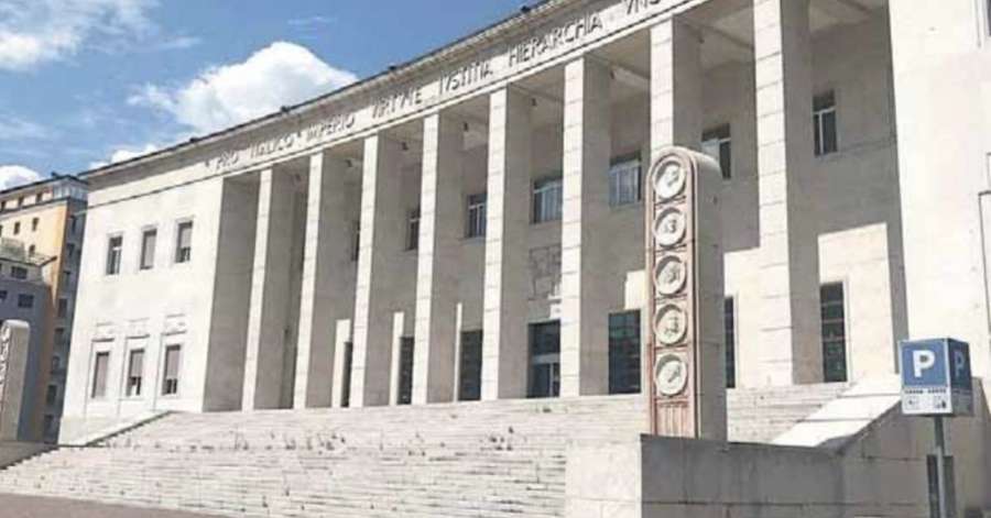 Parcheggia davanti alla palestra: il titolare furioso gli rovina l’auto – Cronaca Parcheggia davanti alla palestra: il titolare furioso gli rovina l'auto - Cronaca