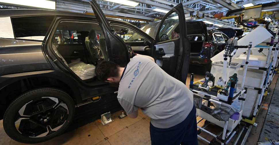 Peggiora nel primo semestre la produzione Stellantis in Italia, volumi in calo del 26,9% vai alla homepage de Il Sole 24 Ore
