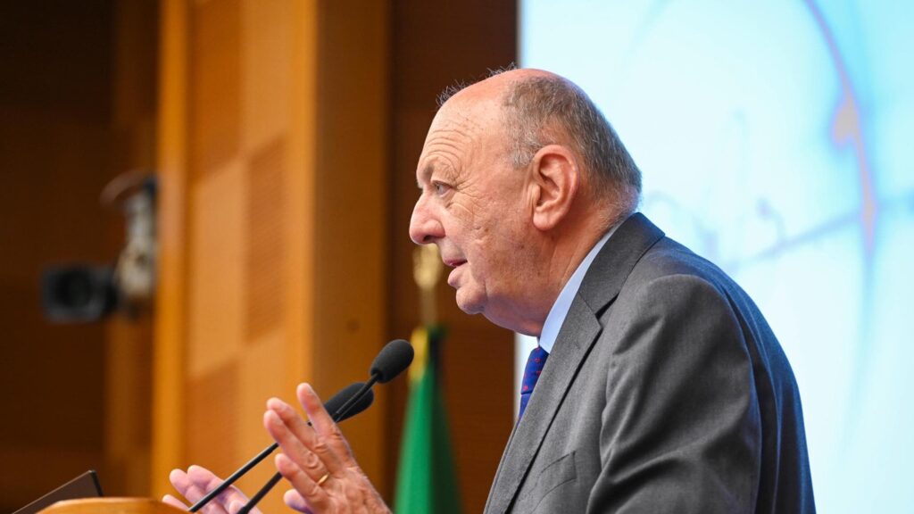 Pichetto Fratin replica alle domande di una giornalista: “Stronzetta”. Poi le scuse