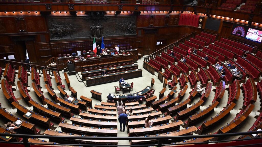 Protesta alla Camera per l’aria condizionata. FI: “È troppo forte così ci ammaliamo”