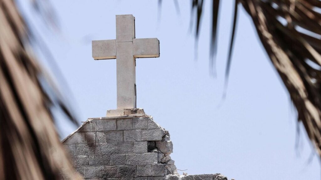 Raid sulla chiesa cattolica di Gaza, tre morti. Il dolore del Papa - Medio Oriente