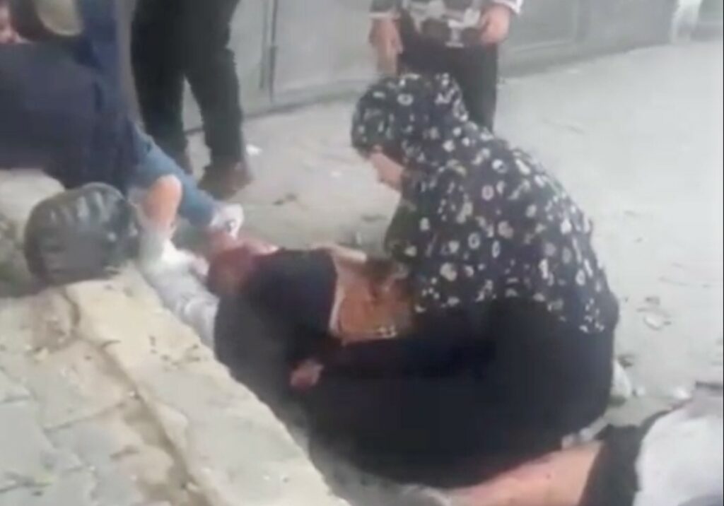 Raid sulle persone in attesa di aiuti a Gaza, le immagini dopo l’attacco: i corpi a terra e la disperazione delle donne
