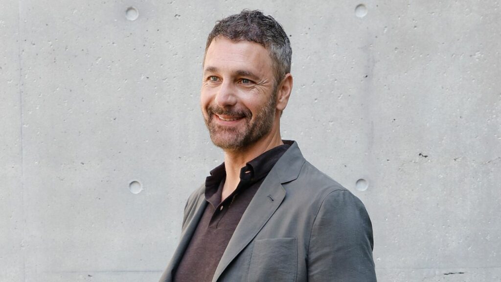 Raoul Bova e gli audio rubati, c’è un indagato. I messaggi di minaccia: «Posso farti del male, ma se vuoi farmi un regalo…» Vanity Fair Italia