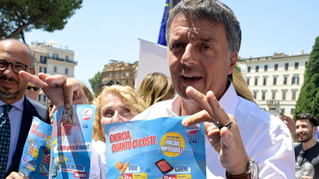 Renzi contro il caro-vita, sit-in davanti al supermercato: “Meloni quanto ci costi?”