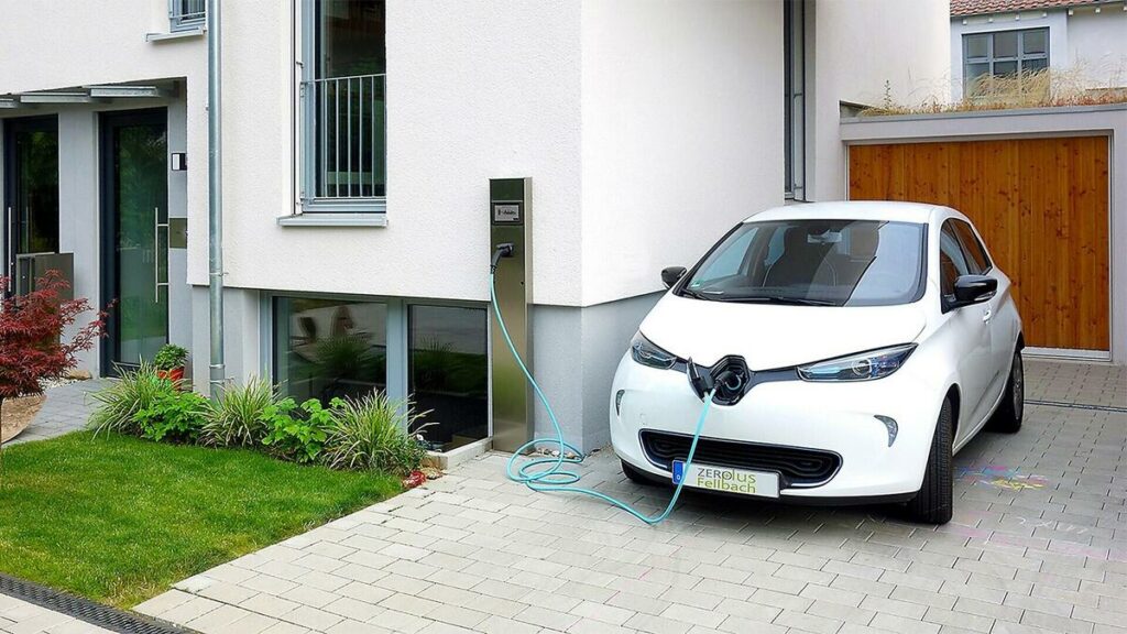 Ricaricare l’auto elettrica a casa: arriva la nuova bolletta semplificata per fare chiarezza su costi e consumi - Elettrico