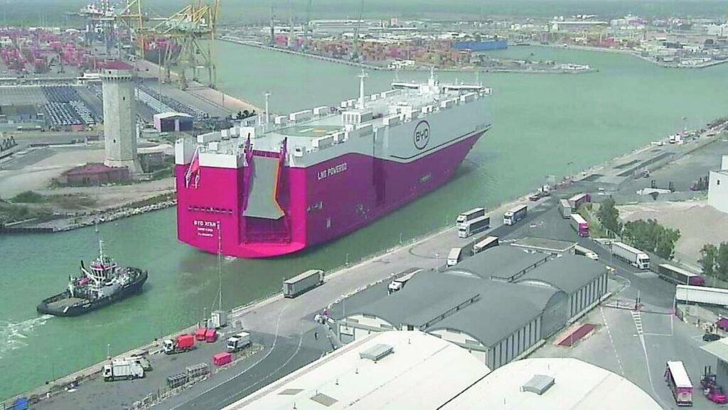 Sbarco record a Livorno: BYD porta 2.350 auto elettriche e inaugura una nuova rotta del futuro – News Sbarco record a Livorno: BYD porta 2.350 auto elettriche e inaugura una nuova rotta del futuro - News