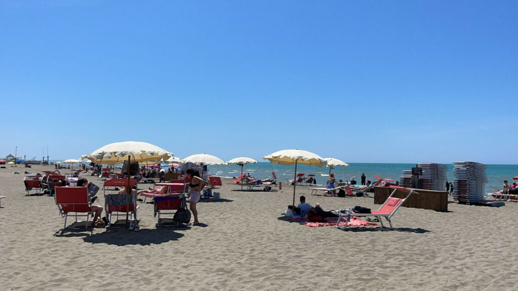 Scava buca in spiaggia, 17enne muore sotto la sabbia - Notizie