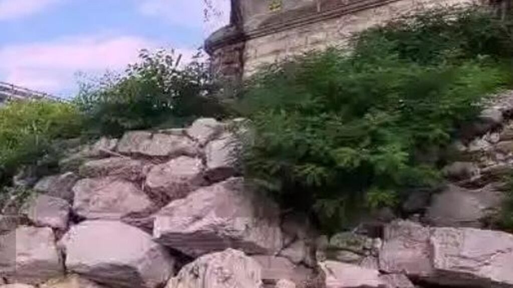 Si arrampica sui massi lungo il Piave per fare una foto, ma scivola: quindicenne muore schiacciata