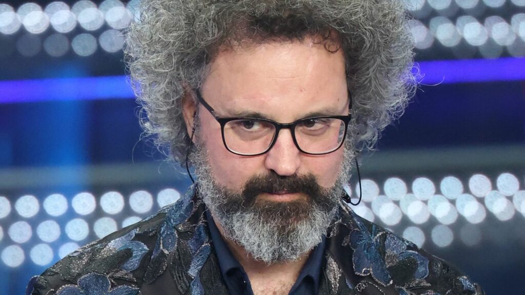 Simone Cristicchi annulla un concerto: «Mi è stata diagnosticata la paralisi di Bell». Ma che cosa è questa sindrome neurologica? Vanity Fair Italia