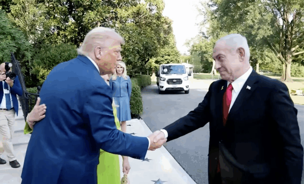 Strette di mano e abbracci: Netanyahu alla Casa Bianca