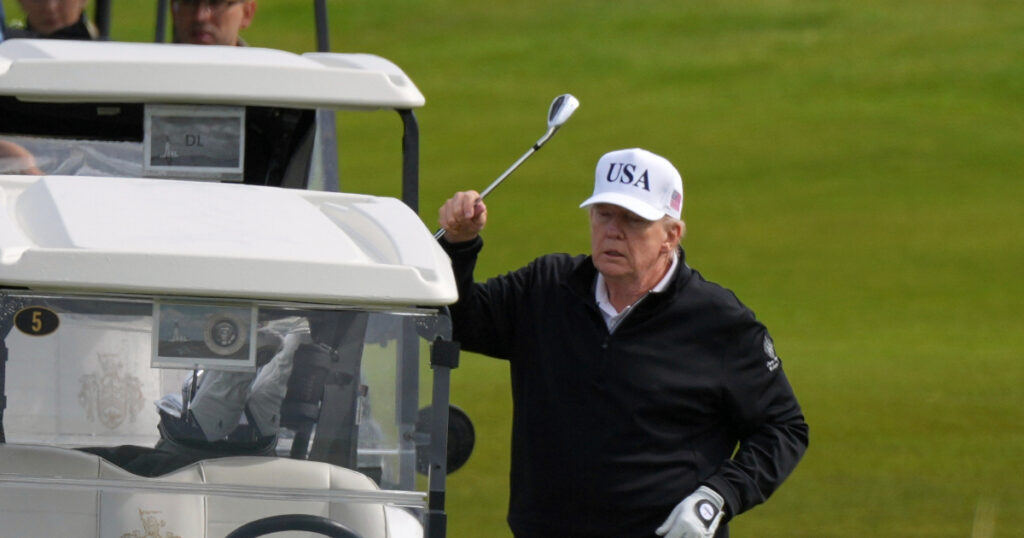 Trump in Scozia: in migliaia lo contestano, lui gioca a golf. L’Ue frena sulla web tax per raggiungere l’intesa con gli Usa Trump in Scozia: in migliaia lo contestano, lui gioca a golf. L’Ue frena sulla web tax per raggiungere l’intesa con gli Usa