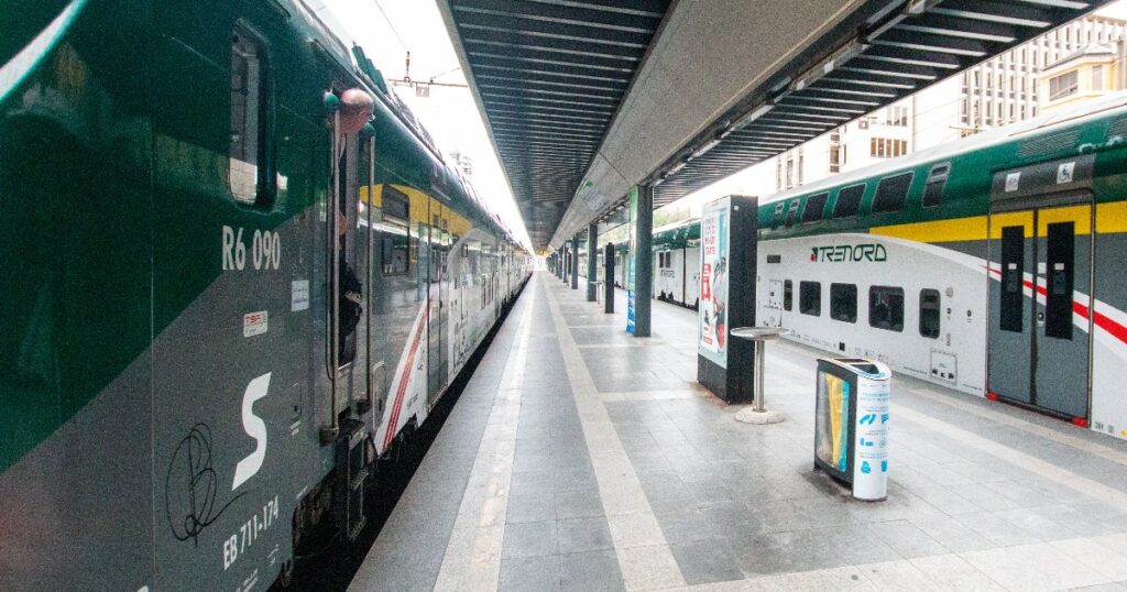Turista americano rapinato e accoltellato su un treno regionale per Milano Bovisa